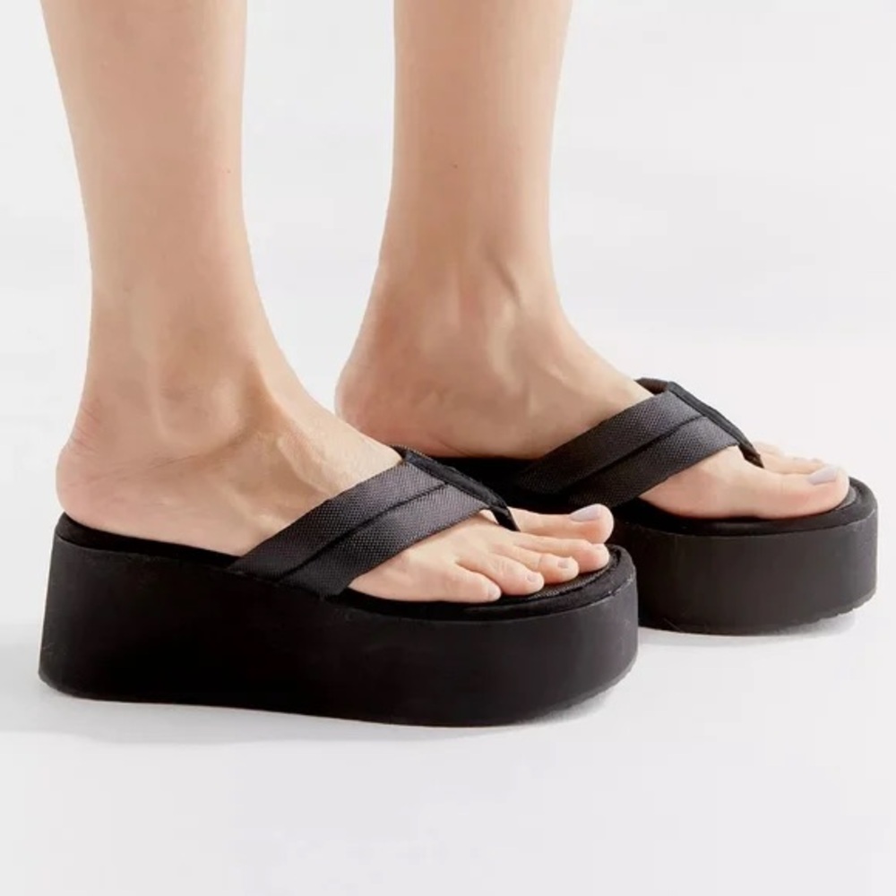 NWY Steve Madden X UO Platform Flip Flop Thong Sandal